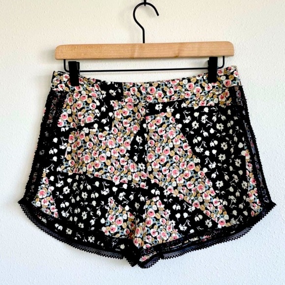 NEW TopShop Multi-Colored Bohemian Floral Print Lace Trim Summer Shorts - Picture 10 of 10